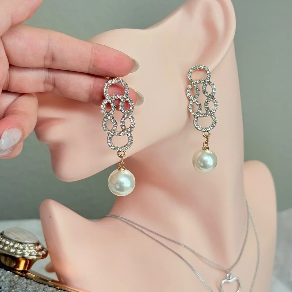 ⚜️ Vintage Design Gold and Pearl Drop Earrings